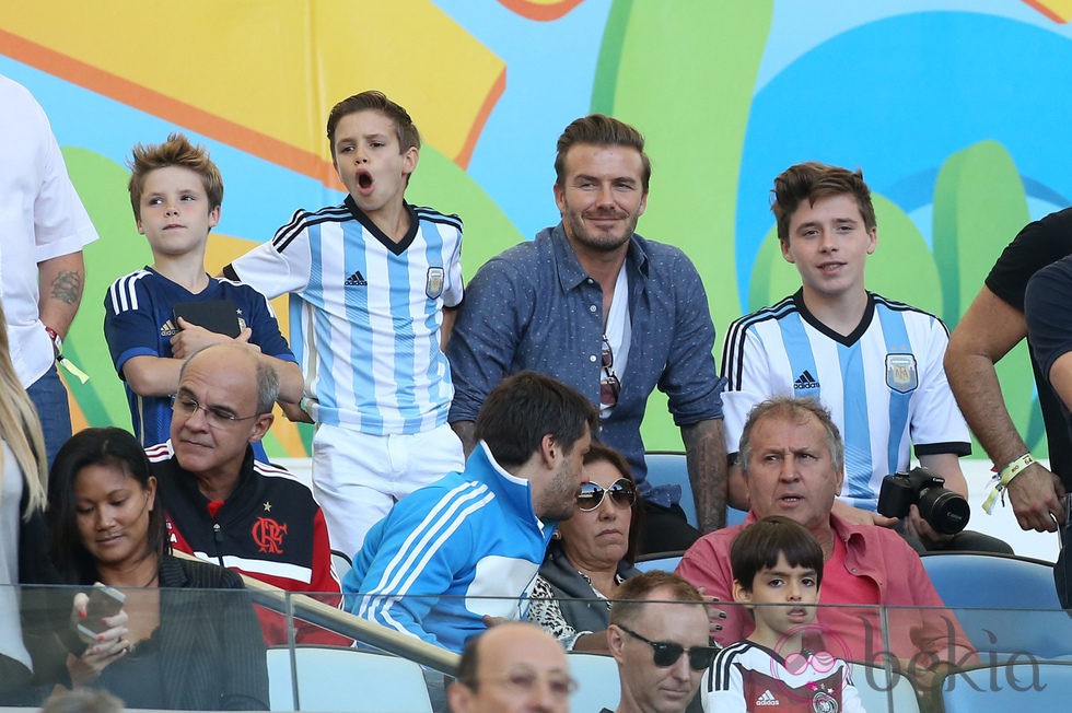 David Beckham con sus hijos Brooklyn, Romeo y Cruz en la final del Mundial de Brasil 2014