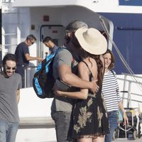 Eugenia Silva y Alfonso de Borbón se dan un apasionado beso al reencontrarse en Formentera