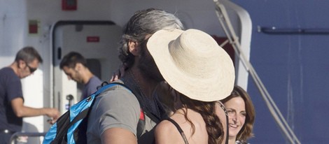Eugenia Silva y Alfonso de Borbón se dan un apasionado beso al reencontrarse en Formentera