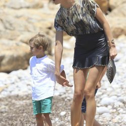 Karolina Kurkova con su hijo Tobin Drury en Ibiza