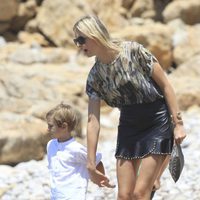Karolina Kurkova con su hijo Tobin Drury en Ibiza