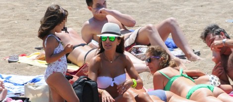 Paula Echevarría y su hija Daniella en una playa de Ibiza