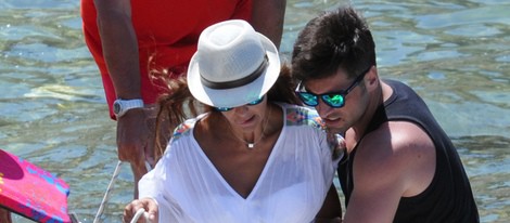 David Bustamante ayuda a Paula Echevarría a subir a una lancha en Ibiza