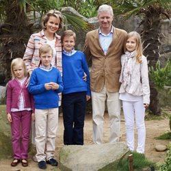 Felipe y Matilde de Bélgica posando con sus hijos en un parque marino