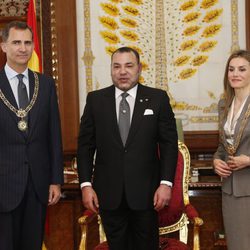 El Rey Felipe VI y la Reina Letizia son condecorados con la distinción de la orden de Ouissam Alaouite por Mohamed VI