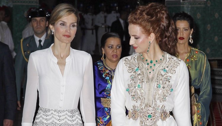 La Reina Letizia y Lalla Salma a su llegada a la cena de gala ofrecida en Marruecos
