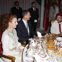 La Princesa Lalla Salma, el Rey Felipe VI, el Rey Mohamed VI y la Reina Letizia en la cena de gala organizada en Marruecos