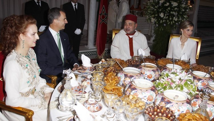La Princesa Lalla Salma, el Rey Felipe VI, el Rey Mohamed VI y la Reina Letizia en la cena de gala organizada en Marruecos
