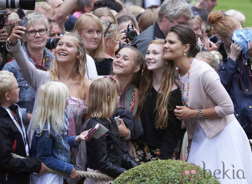 Victoria de Suecia se hace un selfie el día de su 37 cumpleaños