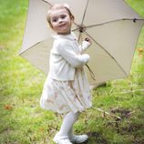 La Princesa Estela juega con un paraguas el día del 37 cumpleaños de la Princesa Victoria de Suecia