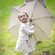 La Princesa Estela juega con un paraguas el día del 37 cumpleaños de la Princesa Victoria de Suecia