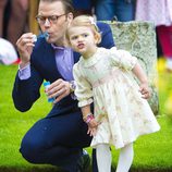 El Príncipe Daniel hace pompas de jabón en compañía de la Princesa Estela en el 37 cumpleaños de Victoria de Suecia