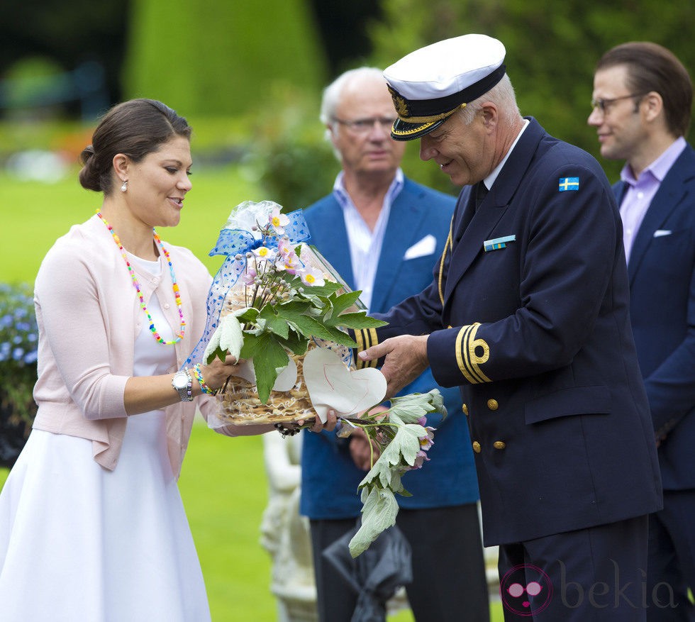 La Princesa Victoria de Suecia recibe un centro de flores el día de su 37 cumpleaños