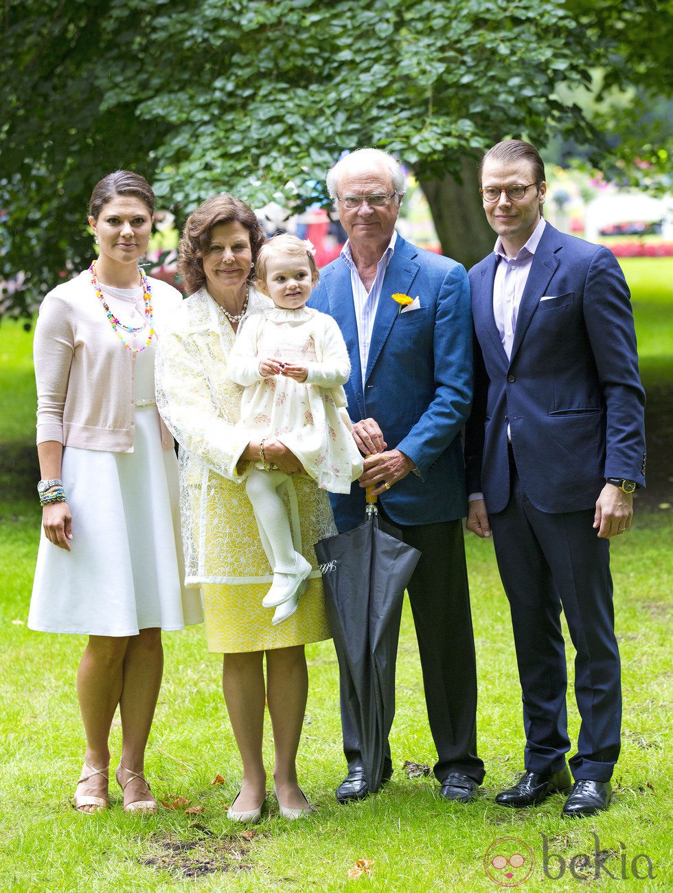 La Princesa Victoria de Suecia, la Reina Silvia, la Princesa Estela, el Rey Carlos Gustavo y el Príncipe Daniel en el 37 cumpleaños de la Princesa Heredera