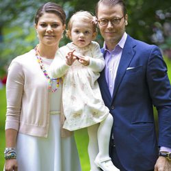 La Princesa Victoria de Suecia, la Princesa Estela y el Príncipe Daniel en el 37 cumpleaños de la Princesa Heredera
