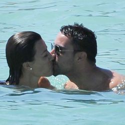 Xavi Hernández y Nuria Cunillera besándose en Ibiza en su primer aniversario de boda