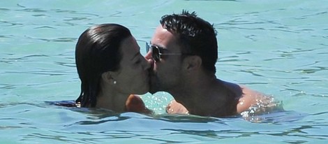 Xavi Hernández y Nuria Cunillera besándose en Ibiza en su primer aniversario de boda