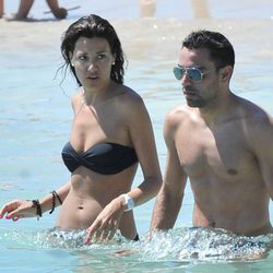 Xavi Hernández y Nuria Cunillera bañándose en Ibiza en su primer aniversario de boda