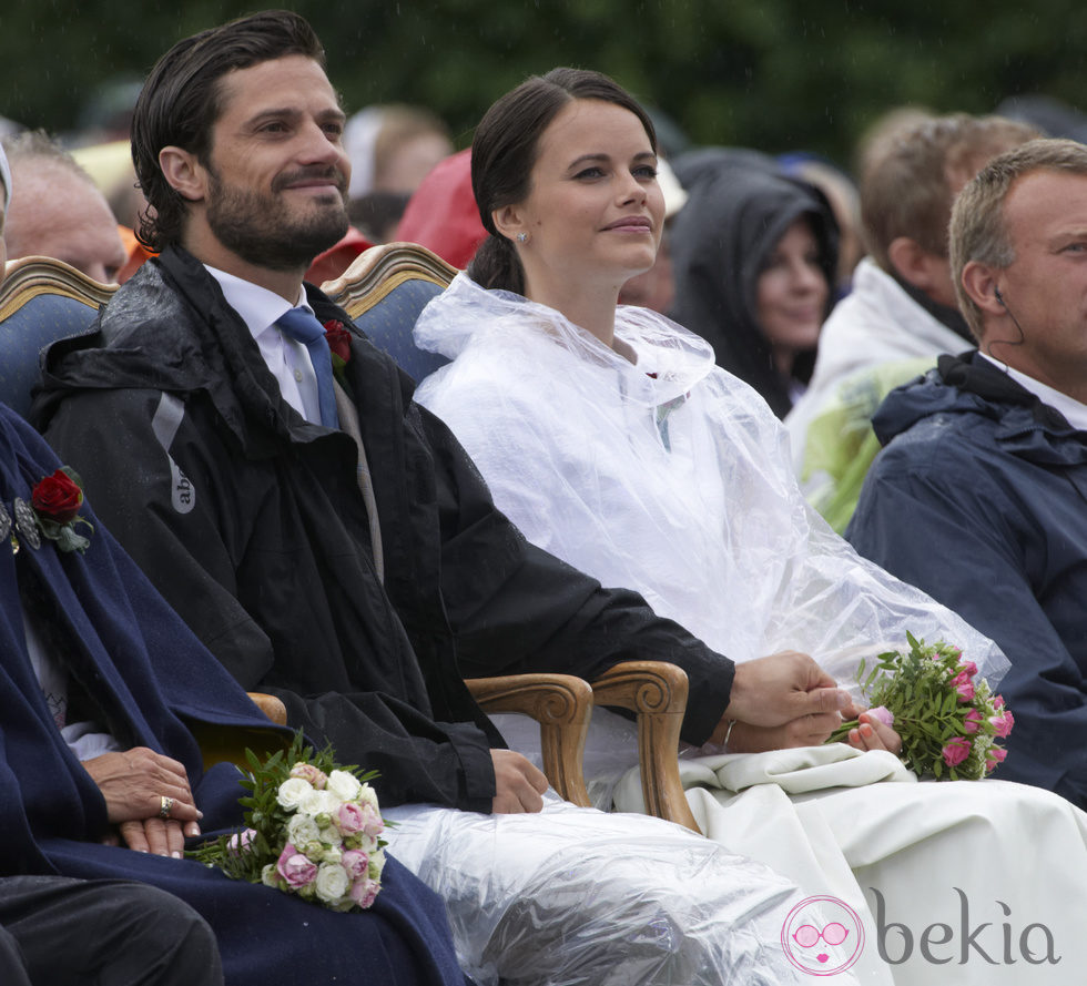Carlos Felipe de Suecia tiende la mano bajo la lluvia a Sofia Hellqvist en su primer acto oficial tras anunciar su compromiso
