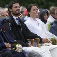 Carlos Felipe de Suecia tiende la mano bajo la lluvia a Sofia Hellqvist en su primer acto oficial tras anunciar su compromiso