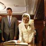 Los Reyes Felipe y Letizia firmando en el libro de honor del Mausoleo del Rey Mohamed V en Rabat