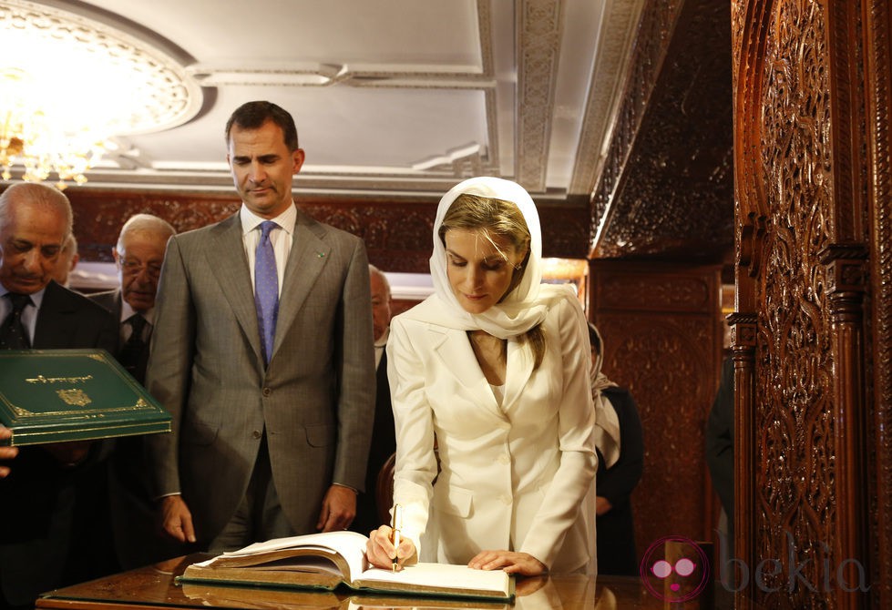 Los Reyes Felipe y Letizia firmando en el libro de honor del Mausoleo del Rey Mohamed V en Rabat