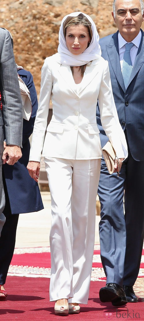 La Reina Letizia con velo a su llegada al Mausoleo del Rey Mohamed V en Rabat