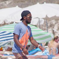 Didier Drogba en una playa de Formentera