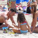 David Bustamante y Paula Echevarría jugando en la arena con su hija Daniella