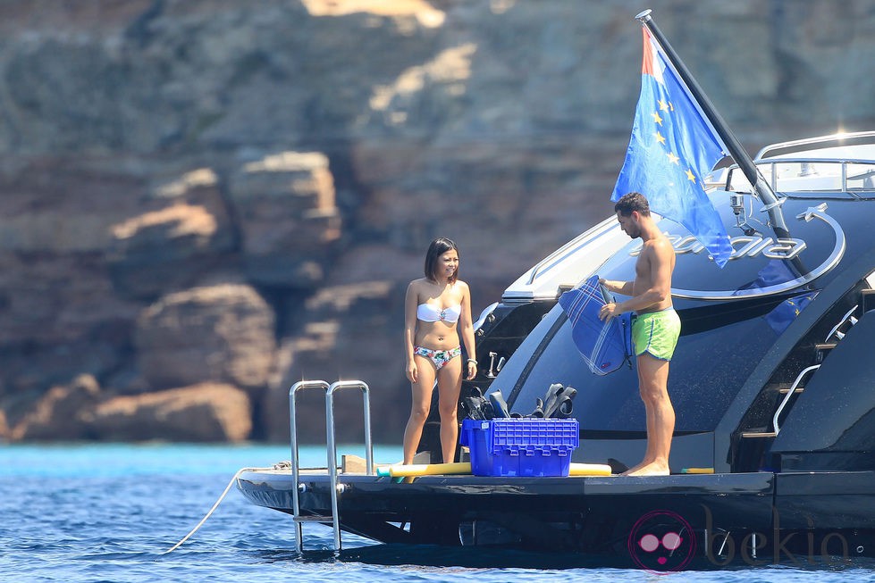 Mario Gotze y una amiga disfrutando de su yate en Ibiza