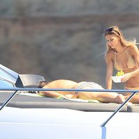 Mario Gotze y Ann Kathrin Vida disfrutando de un yate en Ibiza tras el Mundial