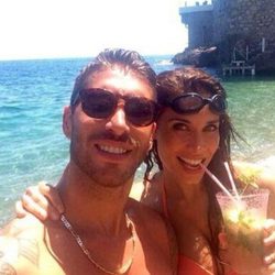 Sergio Ramos y Pilar Rubio disfrutan de un cóctel en la playa
