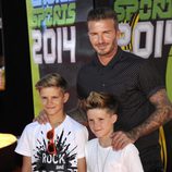 David Beckham con sus hijos Romeo y Cruz Beckham posando en los Premios Kids' Choice Sports