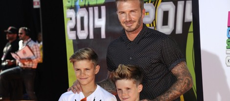 David Beckham con sus hijos Romeo y Cruz Beckham posando en los Premios Kids' Choice Sports