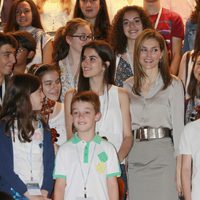 La Reina Letizia con los niños de los Cursos de Música de Verano de la Fundación Príncipe de Asturias