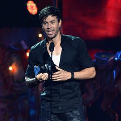 Enrique Iglesias recoge su galardón en los Premios Juventud 2014
