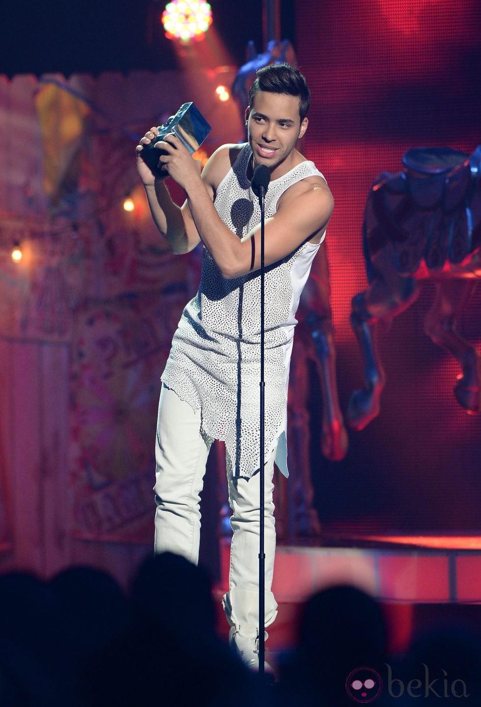 Prince Royce recoge su galardón en los Premios Juventud 2014
