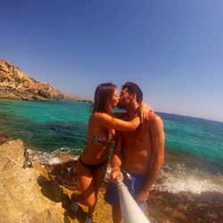 Helen Lindes y Rudy Fernández se besan en la playa de Mallorca