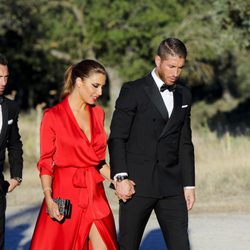 Sergio Ramos y Pilar Rubio llegando a la boda de René Ramos y Vania Millán