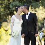 René Ramos y Vania Millán besándose el día de su boda