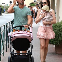 Tamara Ecclestone y Jay Rutland paseando con su hija Sophia por Saint Tropez