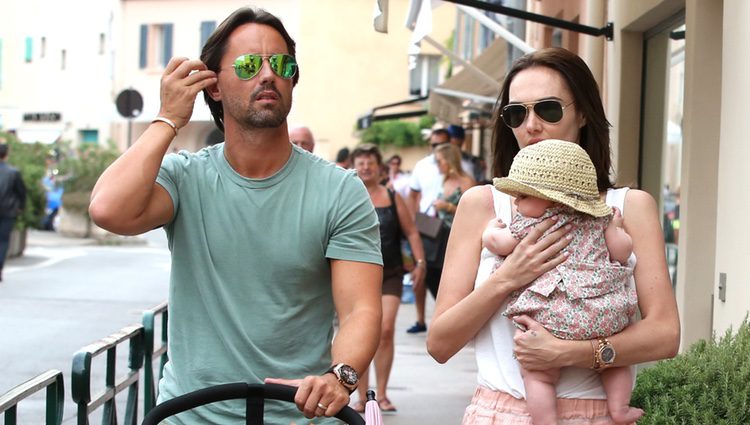 Tamara Ecclestone y Jay Rutland paseando con su hija Sophia por Saint Tropez