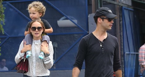Natalie Portman pasea junto a Benjamin Millepied y su hijo Aleph Millepied