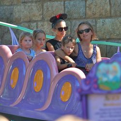 Nicole Richie junto a sus hijos Harlow Madden y Sparrow Madden en Disneyland