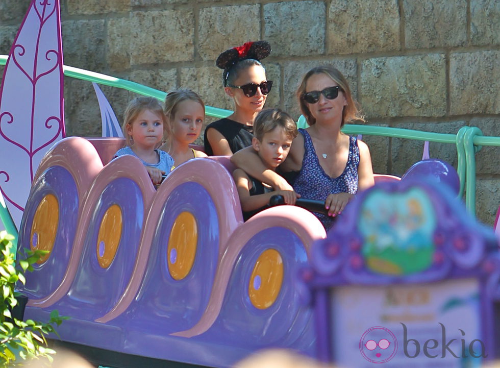 Nicole Richie junto a sus hijos Harlow Madden y Sparrow Madden en Disneyland