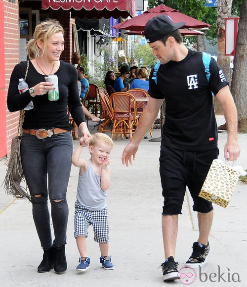 Hilary Duff pasea junto a Mike Comrie y su hijo Luca