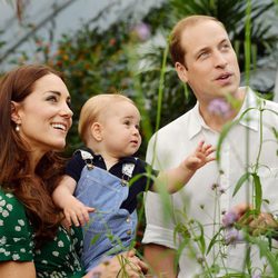 El Príncipe Jorge con los Duques de Cambridge en un posado con motivo de su primer cumpleaños
