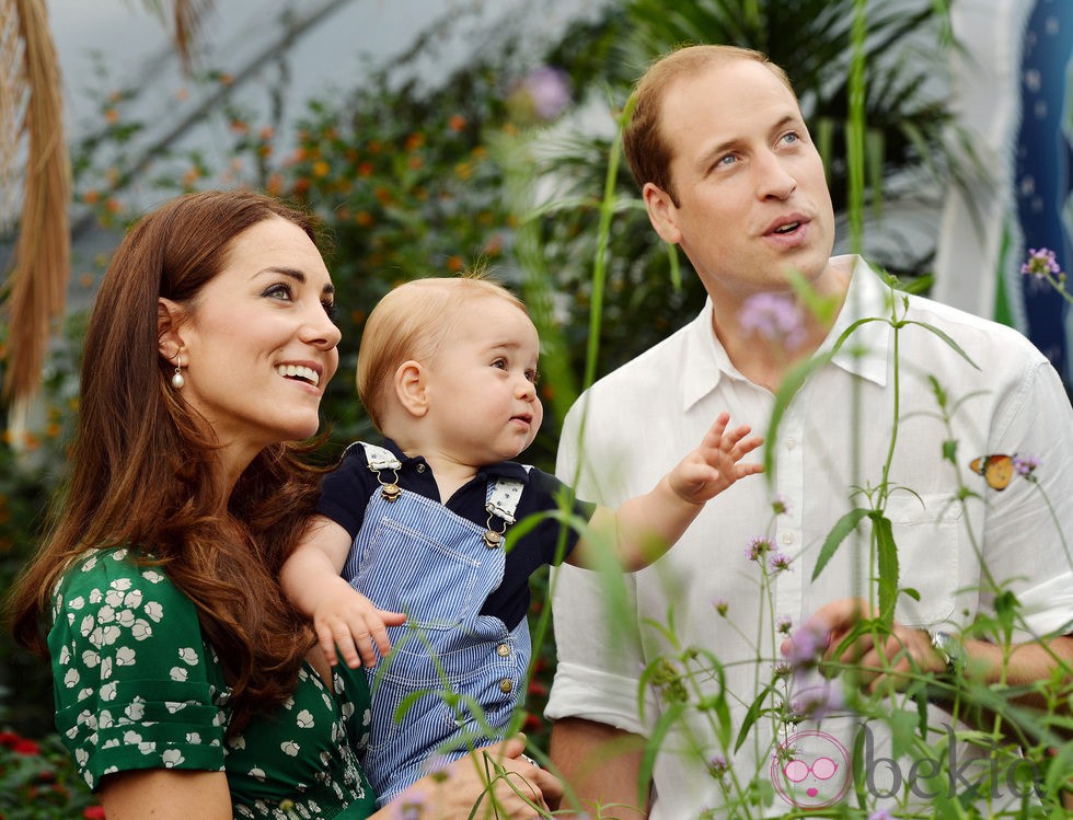 El Príncipe Jorge con los Duques de Cambridge en un posado con motivo de su primer cumpleaños
