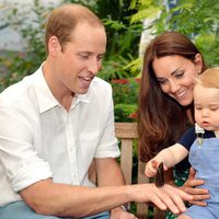 El Príncipe Jorge en su primer cumpleaños junto al Príncipe Guillermo y Kate Middleton