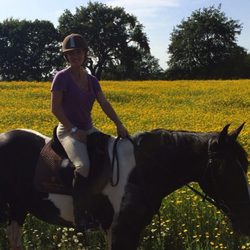 Elsa Pataky montando a caballo para celebrar su 38 cumpleaños